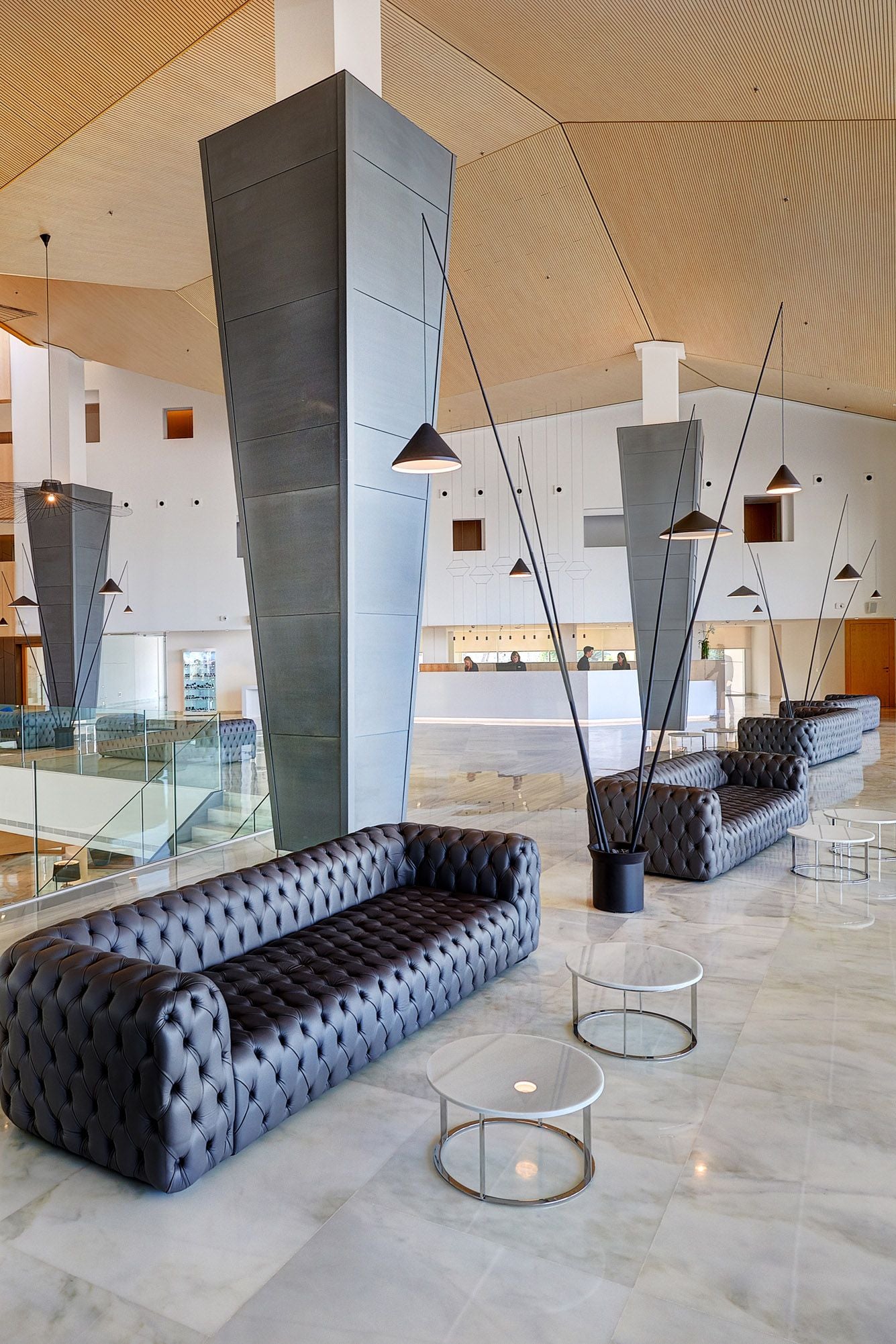 Der moderne Rezeptionsbereich des HipHotel Playa de Palma, Mallorca.