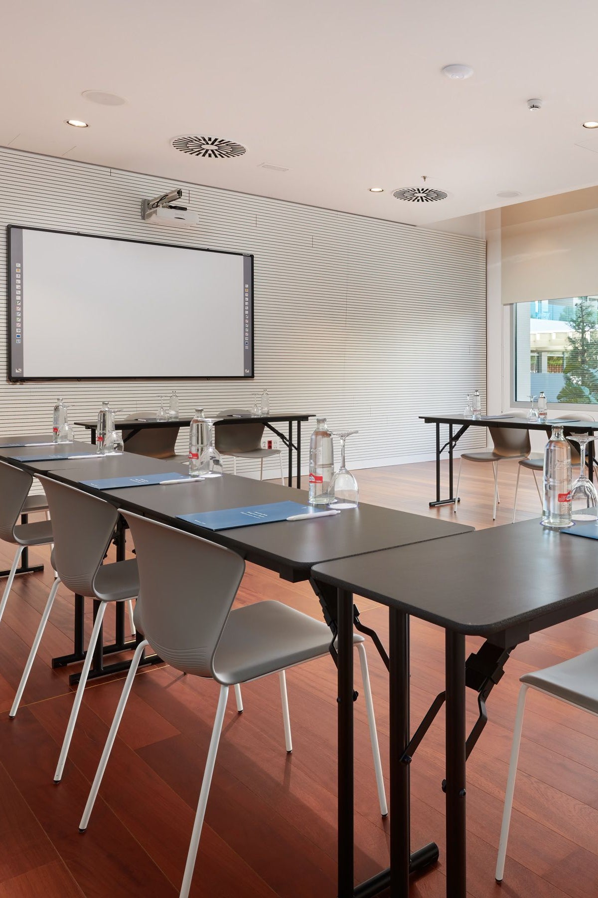Moderner Seminarraum im HipHotel Playa de Palma, Mallorca.