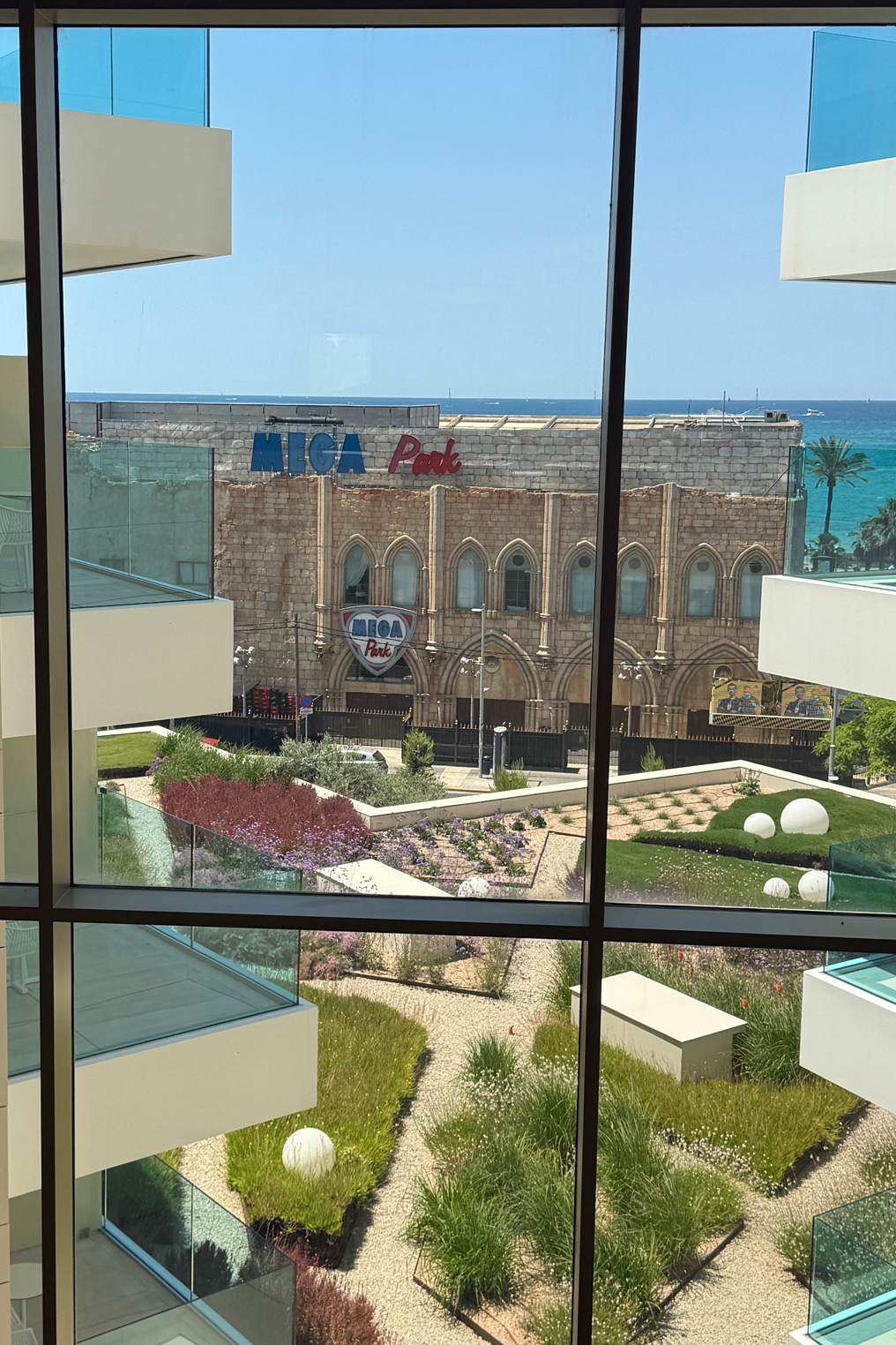 Blick von einem Balkon HipHotel Playa de Palma, Mallorca auf den Mega Park.